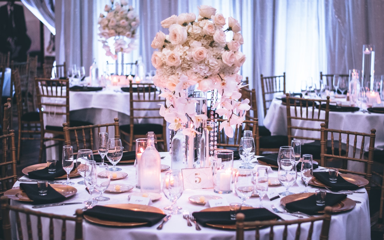 pink and white roses centerpiece table