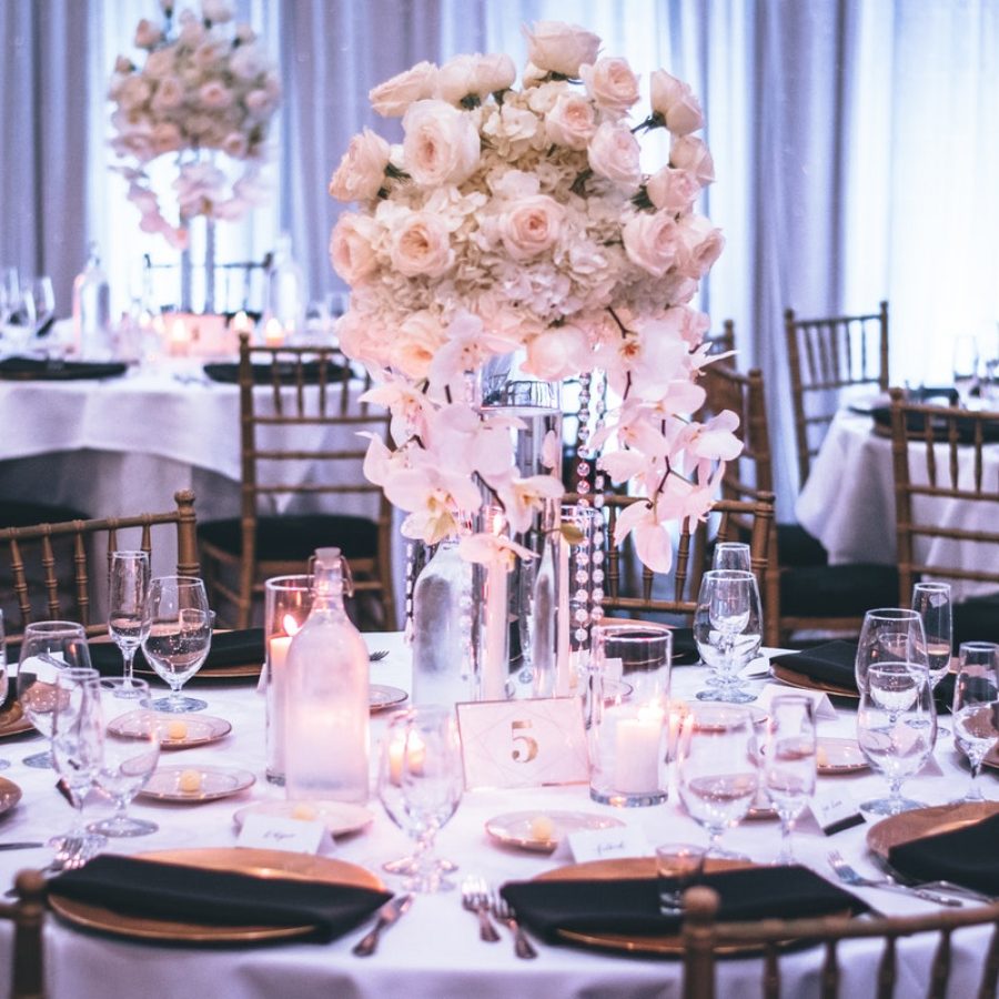 pink and white roses centerpiece table